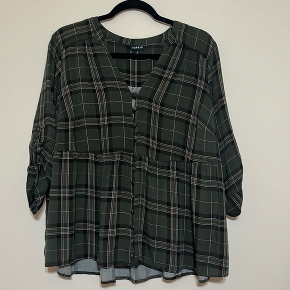 Torrid Babydoll Rayon Twill button Front Top Size 2 - Picture 3 of 9